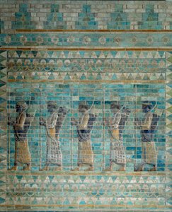 Jousimiesten friisi Persian kuninkaan Dareios I:n palatsista Susassa (6. vuosisata eKr.). Sähköpostilla lähetetty tiilipohja. 510 eaa. Pariisi, Louvre-museo. tekijältä Persian School