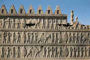 Darius I:n palatsi Persepoliksessa (Iran): yksityiskohta apadanan tai oikeussalin sisustuksesta, joka edustaa alistuvia kansoja tuomassa lahjoja Dareios I:lle (550-486 eKr., sanoi Suuri). Matala kohokuvio, 6. eKr., Persialaista taidetta, perioditie. tekijältä Persian School
