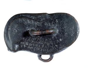 Votiivipaino pronssista osseletin muotoista, jossa kreikaksi omistus Apollonille Didymukselle, votiivi jumalan temppelille Miletossa. Ruutenidikausi. Raportti Darius I:n ryöstöstä löydetty Susan paikalta. Pariisi. Louvren taidemuseo tekijältä Persian School