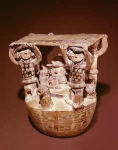 Jumaluus valtaistuimella katos hovimiesten tukemana, Recuay Culture (keramiikka) tekijältä Peruvian School