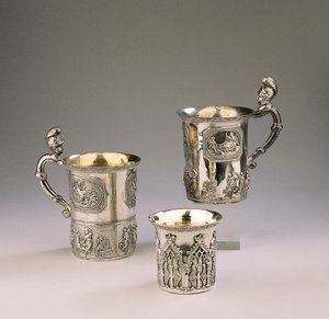 Kaksi mukia, 1830 ja 1795, ja dekantterilasi tekijältä Peter Andreas Moller