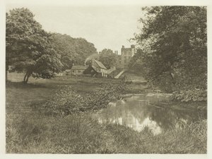 Haddon Hall ja kotitila, joen suunnasta katsottuna tekijältä Peter Henry Emerson