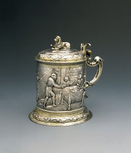 Tankard, ruumisloma ja jahdattu Jaakobin kanssa kamppailemassa enkelin kanssa, sekä Abrahamin ja Saaran kanssa, jotka vieraanvaraisuttavat kolminaisuutta, Danzig, n. 1690 (kullattua hopeaa paketti) tekijältä Peter III Rohde