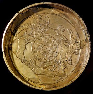 Foinikialainen taide: kultalautanen koristeltu kuninkaallinen metsästyskohtaus. Ras Shamrasta (Ugarit tai Ougarit) 1300-luvulta eKr. Halkaisija 19 cm Pariisi, Louvre-museo tekijältä Phoenician