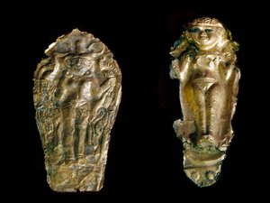 Foinikialainen taide: kaksi kultapatsasta vasaralla vasemmalla jumalatar Ishtar (Inanna tai Astarte) lautasella, oikealla hedelmällisyyden jumalatar kädet kohotettuina Tink El Beidan paikalta Syyriasta. 1400-1200 eKr. Pariisin Louvre-museo