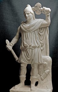 Foinikialaisten sivilisaatio: Mitralainen jumaluus pitelee soihtua ja kaksoiskirves. 2. tai 3. vuosisadalla jKr. Marmori veistos. Himmeä. 87 cm. Pariisi, Louvre-museo