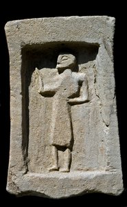 Foinikialainen taide: puunilainen hautausstele gresissä, jossa on kävelevän luonteen helpotus. Mozian (Motiya, Mozzie tai Motia) kaivauksista. 6. vuosisadalla eaa. Tunis, Musee du Bardo Tunisia