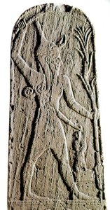 Foinikialainen taide: Baalin jumalan kalkkikivistele salamassa. (Jumalasoturi suojelee kuningasta) Veistos 1800- tai 1700-luvulta eKr. Ras Shamrasta (Ugarit tai Ougarit) Dim 142 cm Paris, Musee du Louvre