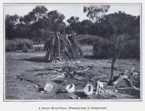 Alkuperäinen hautauspaikka, itkuhatut etualalla (m/w kuva) tekijältä Photographer Australian