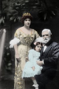 Australialainen laulaja Nellie (Nelly) Melba (1861-1931) isänsä ja tuntemattoman pienen tytön kanssa. Melbourne, 1900-luvun alun valokuvaus