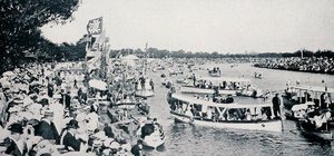 "Henley on the Yarra", Melbourne, Victoria, n. 1904, julkaisusta "Under the Southern Cross - Glimpses of Australia", jonka on julkaissut Department of External Affairs, Melbourne tekijältä Photographer Australian