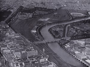 Melbourne: Yarra-joen ja Jolimontin ratapihojen ilmakuva, jossa näkyy pieni osa kaupunkia ja Richmond kaukana (s/w-kuva). tekijältä Photographer Australian