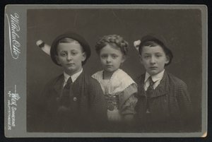 Kolmen itävaltalaisen lapsen muotokuva (m/w kuva) tekijältä Austrian Photographer