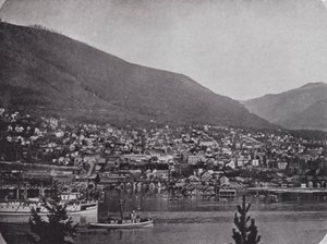 Nelson, Kootenay-joen toiselta puolelta (m/w kuva) tekijältä Photographer Canadian