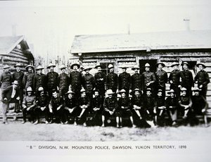 Luoteispoliisin B-divisioona Dawsonissa Yukonin alueella vuoden 1898 kultakuumeen aikana (m/v kuva)