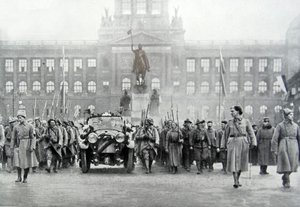 Tšekkiläiset joukot ovat presidentti Thomas Masarykin mukana Prahassa 25. joulukuuta 1918 (m/v kuva)