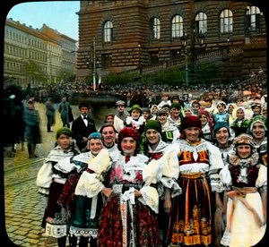 Nuoret naiset kansallispukuissa, Venceslauksen aukio, Praha, Tšekkoslovakia, n. 1921 (kuva)