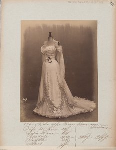 Albumisivu: House of Worth, Ball Gown tekijältä Photographer French