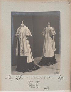 Albumisivu: House of Worth, Coat tekijältä Photographer French