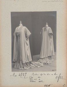 Albumisivu: House of Worth, Coat tekijältä Photographer French