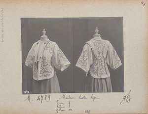 Albumisivu: House of Worth, Coat tekijältä Photographer French