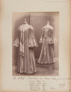 Albumisivu: House of Worth, Coat tekijältä Photographer French