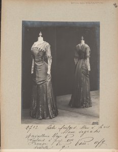 Albumisivu: House of Worth, Dress tekijältä Photographer French