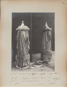 Albumisivu: House of Worth, Evening Mantle tekijältä Photographer French