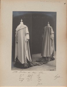 Albumisivu: House of Worth, Mantle tekijältä Photographer French