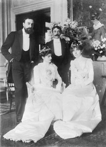 L-R: Ernest Rouart (1874-1942) ja hänen vaimonsa Julie Manet (1878-1967), Paul Valery (1871-1945) ja hänen vaimonsa Jeannie Gobillard (1877-1970), vihkimispäivänä, toukokuussa 1900 (b/ w valokuva)