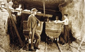 Kaivostyöläiset potaskakaivoksessa, Alsace, n. 1900 (m/v valokuva)