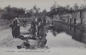 Naiset keräämässä vettä Sidi-Okbassa, Algeriassa (m/w kuva) tekijältä Photographer French