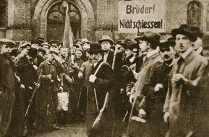 "Veljet, älkää ampuko!", mielenosoitus Berliinissä marraskuussa 1918 (seepiakuva) tekijältä Photographer German