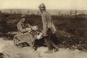 Vangittu ranskalainen sotilas kuljettamassa haavoittunutta toveriaan kottikärryillä, ensimmäinen maailmansota tekijältä Photographer German