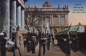 Vartijan vaihto Neue Wachessa, Unter den Lindenissä, Berliinissä, Saksassa (värillinen kuva) tekijältä Photographer German
