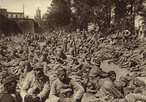 Keräyspiste Laonin linnoituksessa Ranskassa ranskalaisille vangeille, jotka vangittiin Saksan keväthyökkäyksessä, ensimmäisessä maailmansodassa tekijältä Photographer German
