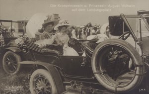 Kruununprinsessa Cecilie ja Saksan prinsessa August Wilhelm Zeppelinin laskeutumispaikalla (m/v kuva) tekijältä Photographer German