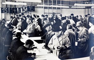 Itä-Saksan kansalaiset jonossa saadakseen luvan käydä sukulaisten luona lännessä (m/v kuva) tekijältä Photographer German