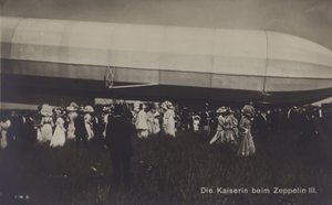 Saksan keisarinna Victoria Augusta Zeppelin LZ III:lla (b/w kuva) tekijältä Photographer German