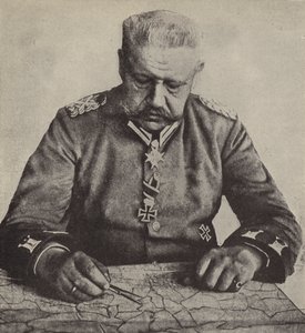 Kenttämarsalkka von Hindenburg tutkii karttaa (m/v kuva) tekijältä Photographer German