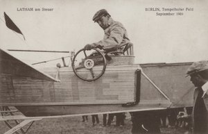 Ranskalainen lentäjä Hubert Latham lentokoneensa ohjaimissa, Tempelhofin lentokentällä, Berliinissä, syyskuussa 1909 (b/w kuva) tekijältä Photographer German