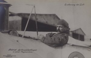 Ranskalainen lentäjä Louis Bleriot, joka lensi ensimmäisenä Englannin kanaalin yli, yksitasolla (m/w kuva) tekijältä Photographer German