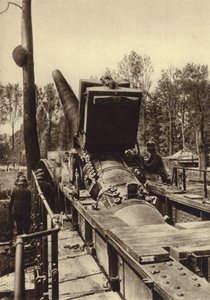 Saksalainen 380 mm:n rautatietykki, jota käytettiin Verdunin ja Dunkerquen pommituksissa Ranskassa ensimmäisessä maailmansodassa tekijältä Photographer German