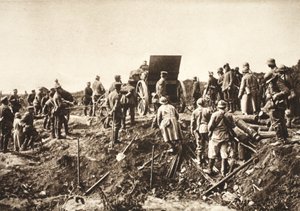 Saksalainen akku etenee vaikeassa maastossa ennen Fismesiä, ranskalaiset vangitut etualalla valmiina kuljetukseen (m/w kuva) tekijältä Photographer German