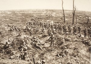 Saksalainen jalkaväki ylitti Chemin des Damesin perääntyvän vihollisen perässä, 27. toukokuuta 1918 (m/v kuva) tekijältä Photographer German