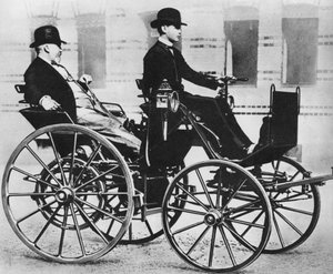 Gottlieb Daimler poikansa kanssa ajamassa ensimmäisessä autossa tekijältä Photographer German