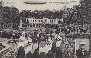 Graf Ferdinand von Zeppelin ja hänen ilmalaivansa LZ III Berliinin yllä (b/w kuva) tekijältä Photographer German