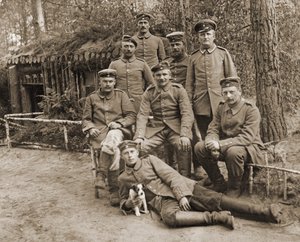 Ryhmä saksalaisia sotilaita koiran kanssa tekijältä Photographer German