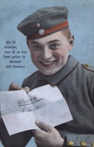 Iloinen saksalainen sotilas lomailmoituksella (värillinen kuva) tekijältä Photographer German