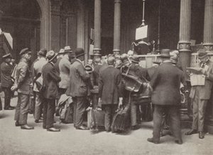 Hyperinflaatio Weimarissa Saksassa: yleisön jäsenet jonossa Berliinin Reichsbankin ulkopuolella matkalaukkujen kanssa kantamaan rahojaan, heinäkuu 1923 (m/v kuva) tekijältä Photographer German